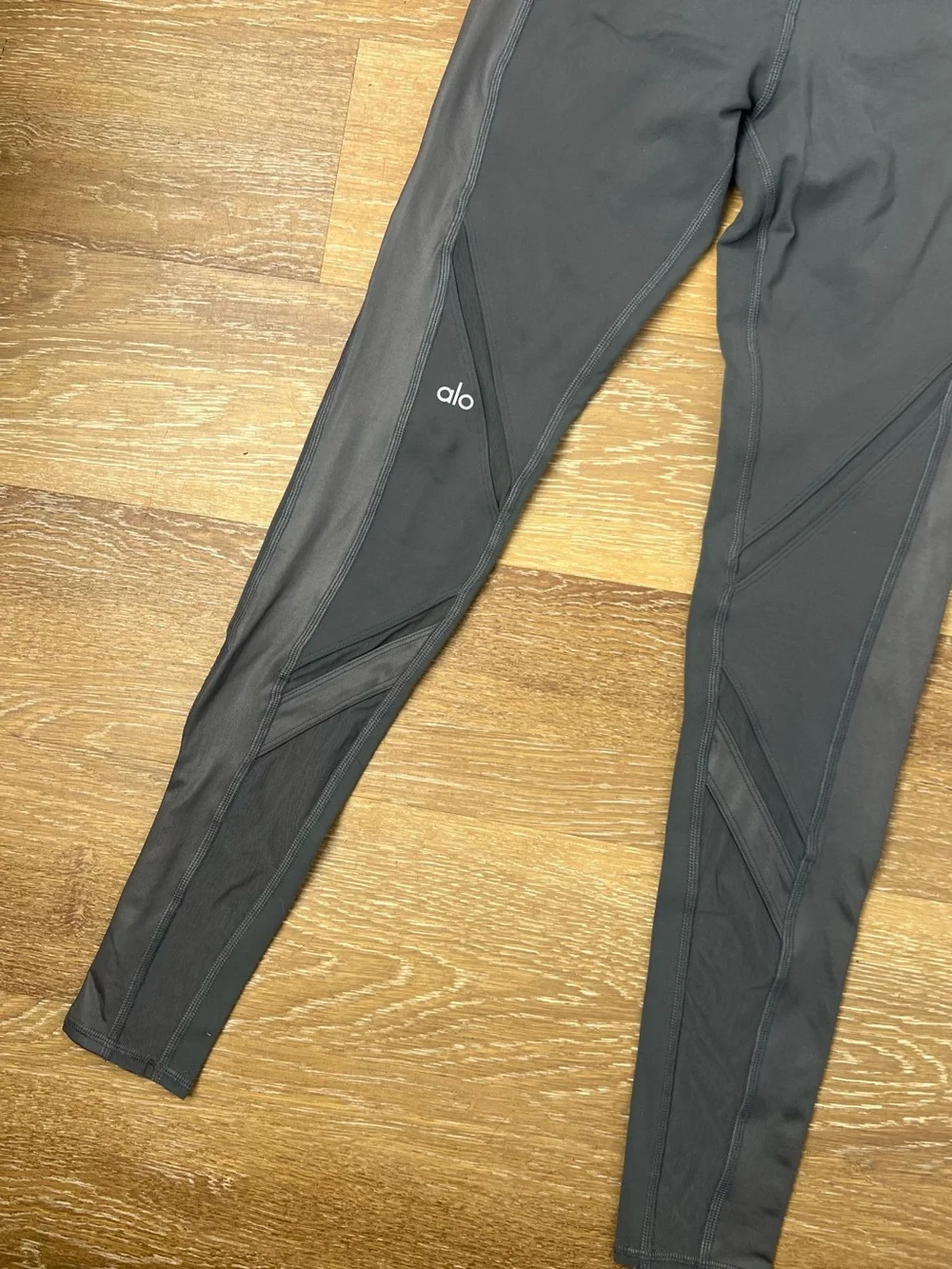 Alo Leggings with Mesh Panel Detail sz XS